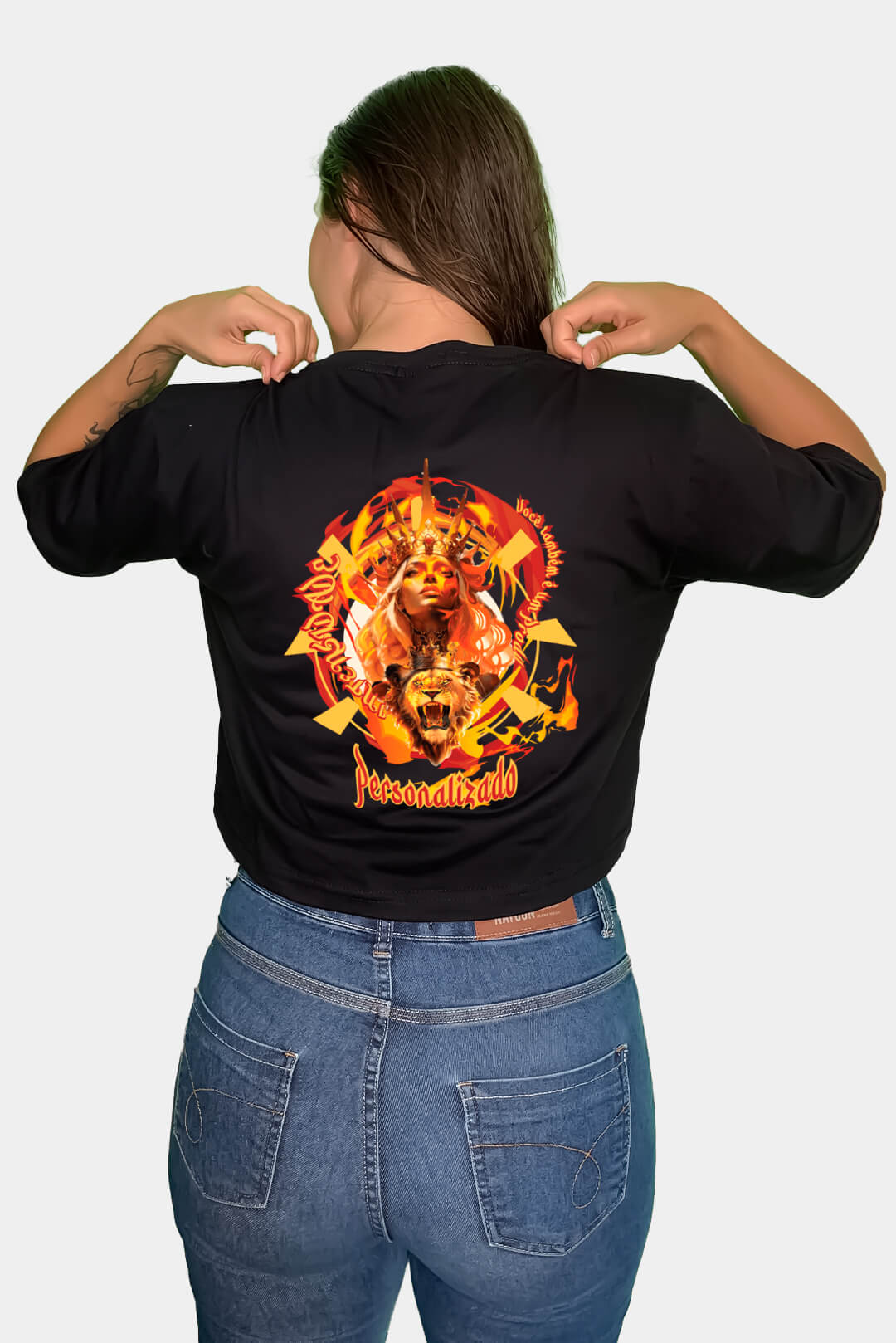 CAMISETA CROPPED LEÃO: INTENSIDADE E ELEGÂNCIA EM CADA DETALHE